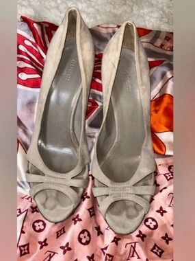 Gucci Beige Suede Peep-Toe Bow Pumps